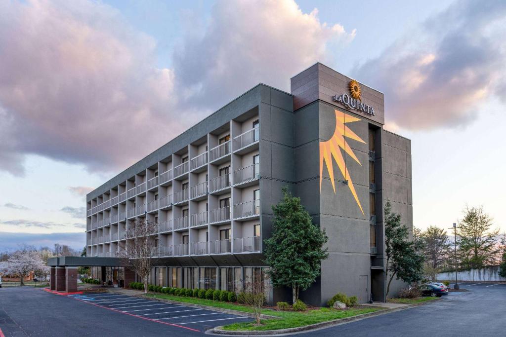 金斯波特La Quinta Inn & Suites by Wyndham Kingsport TriCities Airport的一座酒店大楼的侧面有一个钟