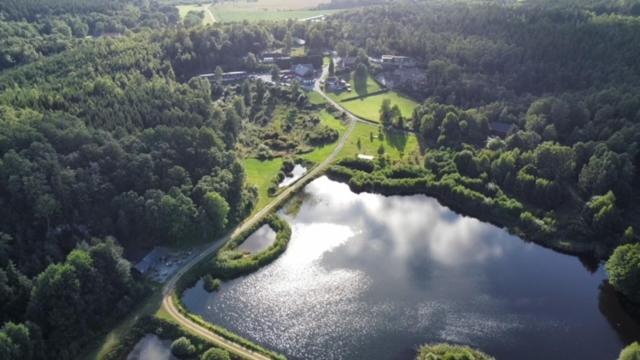 HyltenäsSju Sjöar的享有河流的树木和水面景色