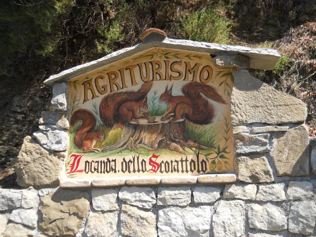 文蒂米利亚松鼠农家乐的石墙上标有松鼠的标志