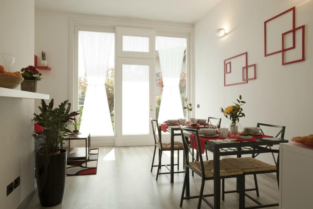 Bernate Ticino卡诺比尔住宿加早餐旅馆的一间带桌子和椅子的用餐室