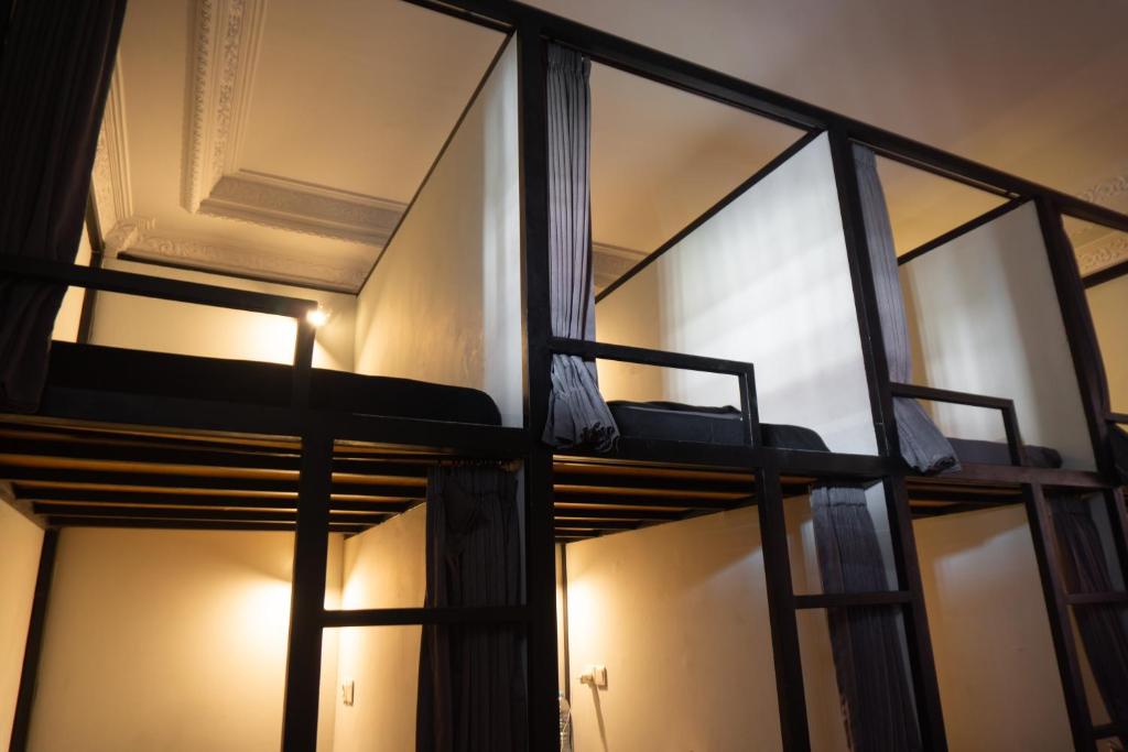 勒吉安Sunshot Hostel的带窗户的客房内的两张双层床