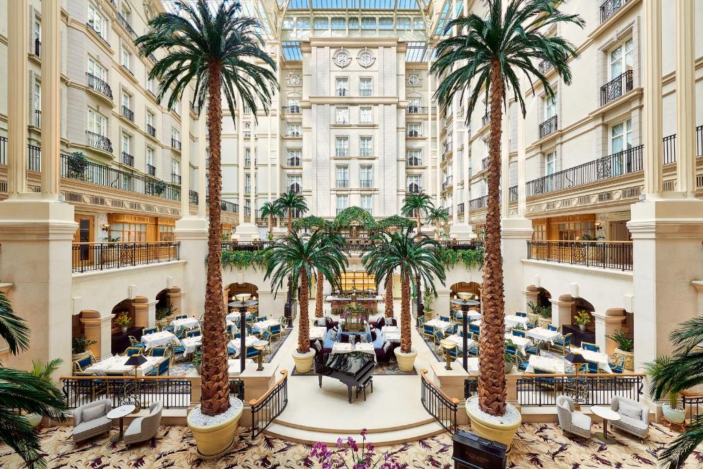 伦敦伦敦龙马酒店的棕榈树的酒店大堂形象