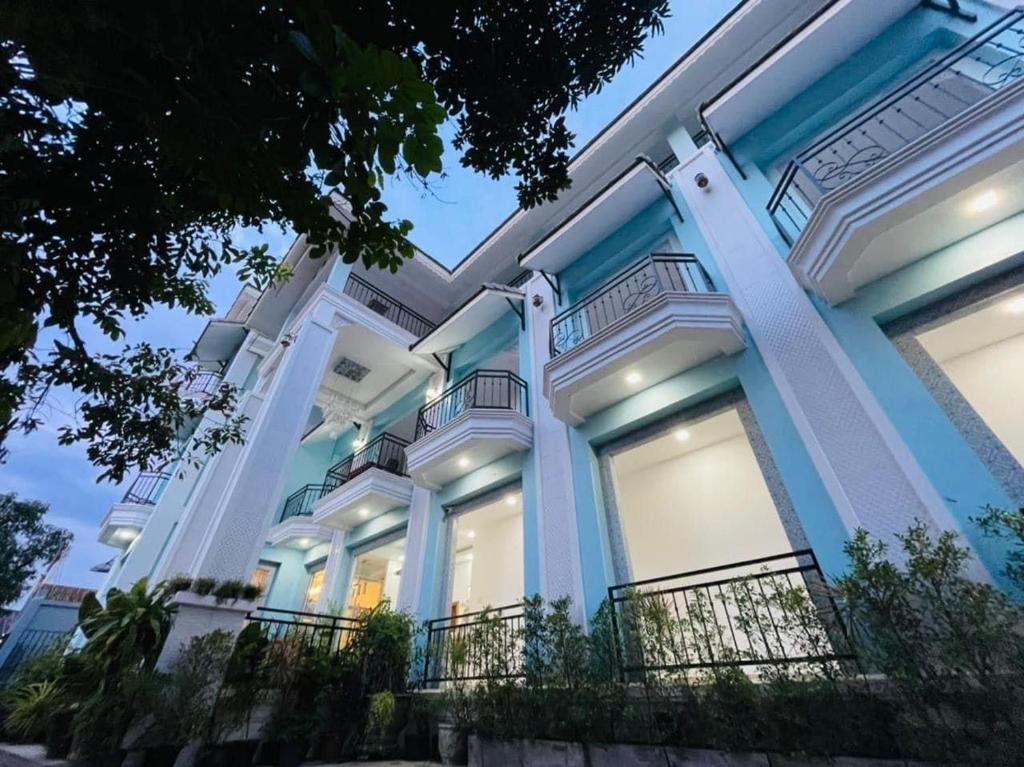 万荣VangVieng Crystal Boutique Hotel的一座带柱子的蓝色和白色大建筑