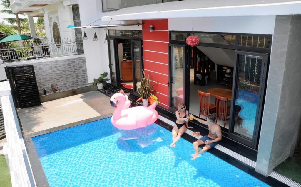 会安会安旋律精品酒店的两个女孩在房子里的一个游泳池里玩耍