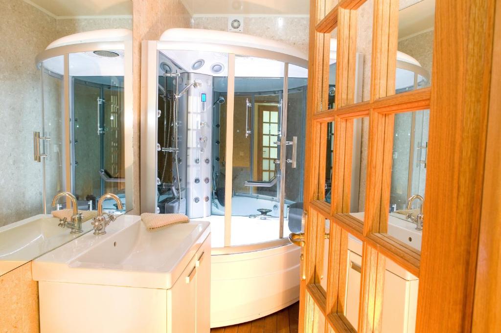 巴黎Abbesses Montmartre Apartment的带浴缸、水槽和镜子的浴室