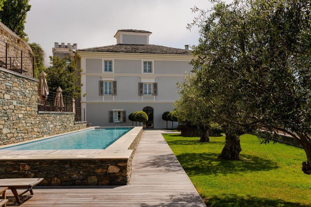 奥莱塔Aethos Corsica的一座别墅,在一座建筑前设有一个游泳池