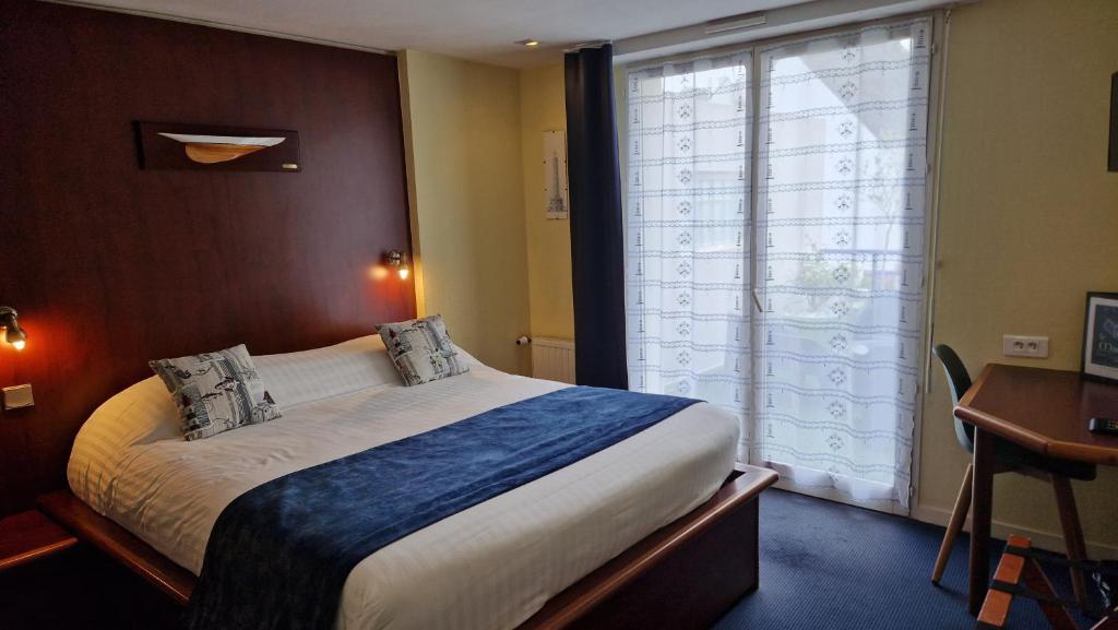 欧赖勒马林酒店的酒店客房设有一张床和一个大窗户