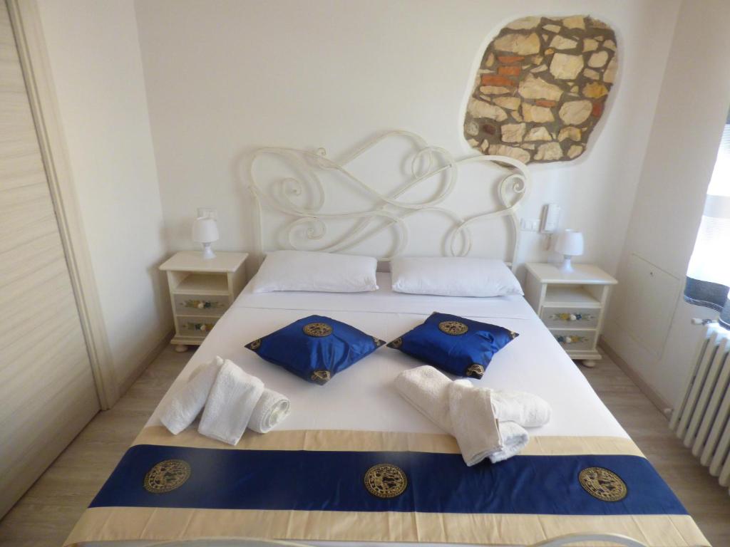 维罗纳NICOLE DONEY LOCAZIONE TURISTICA的一间卧室配有一张带蓝色和白色枕头的床