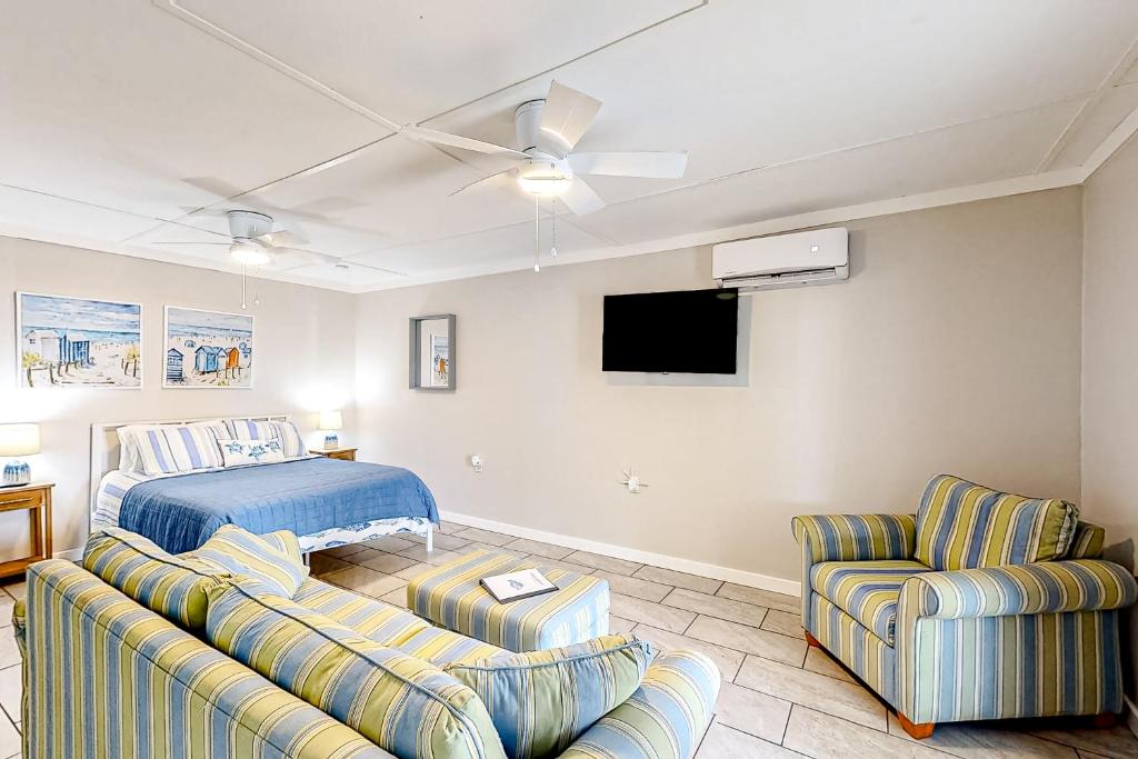 彭萨科拉7213 Flood Reef - Unit 2的客厅配有2张沙发和1张床