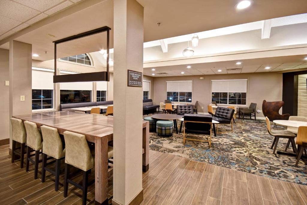 比弗克里克万豪顿比弗克里克公寓式旅馆的一间会议室,配有桌椅
