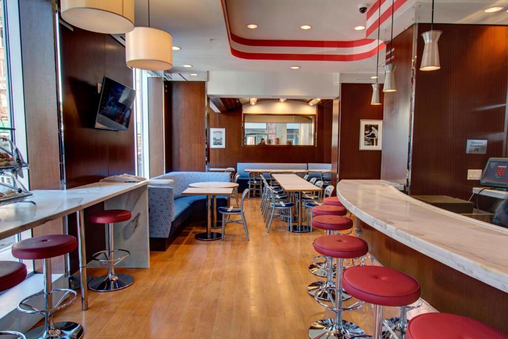 纽约纽约曼哈顿/金融区菲尔德客栈万豪酒店的餐厅的酒吧,有红色凳子