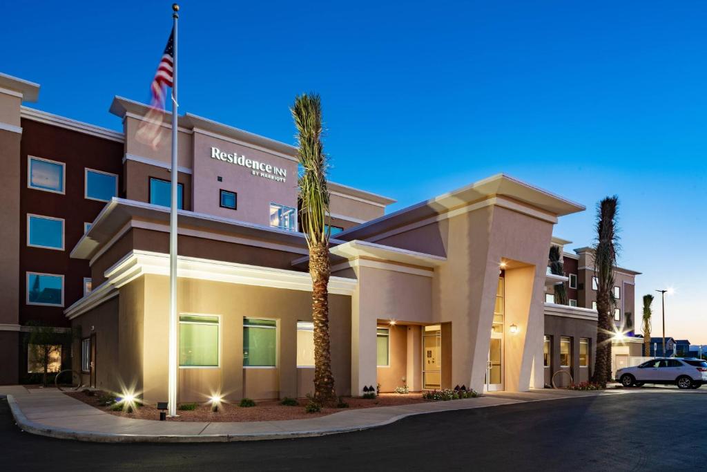 拉斯维加斯Residence Inn Las Vegas South/Henderson的一座建筑前有棕榈树的酒店