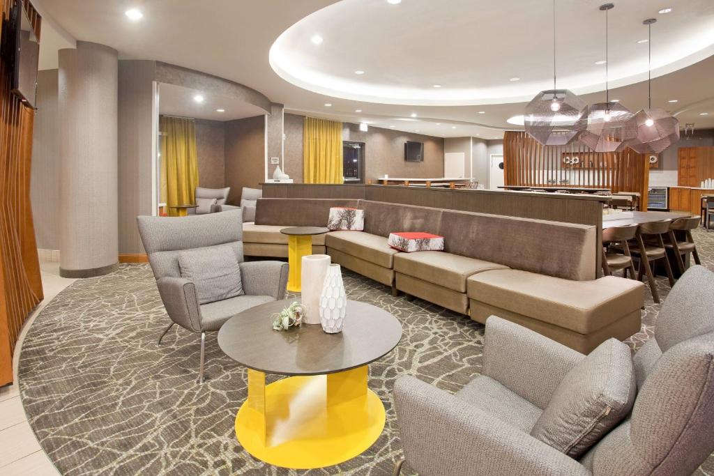 威奇托Springhill Suites by Marriott Wichita East At Plazzio的客厅配有沙发、椅子和桌子