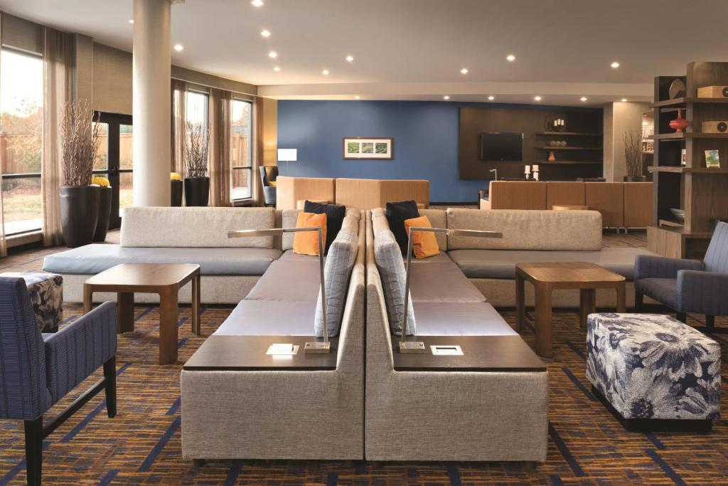 索尔兹伯里索尔兹伯里万怡酒店的酒店大堂设有沙发和桌椅