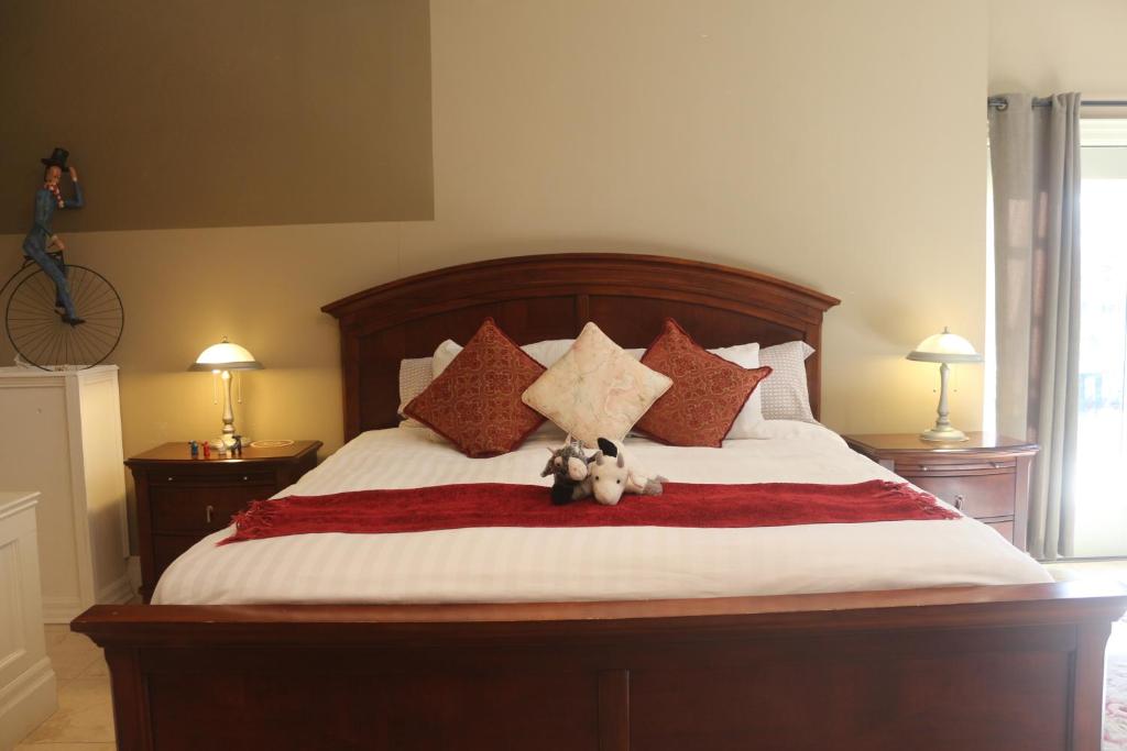 霍普港Farmhouse Suite的一张床上坐着泰迪熊的床
