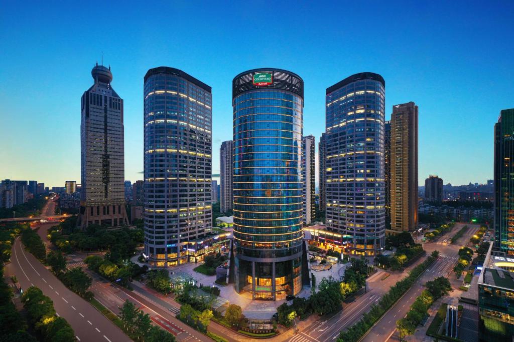 杭州杭州钱江新城万怡酒店的城市中一群高大的建筑