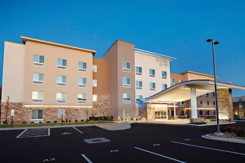 Murlin HeightsFairfield Inn & Suites by Marriott Dayton North的停车场酒店 ⁇ 染