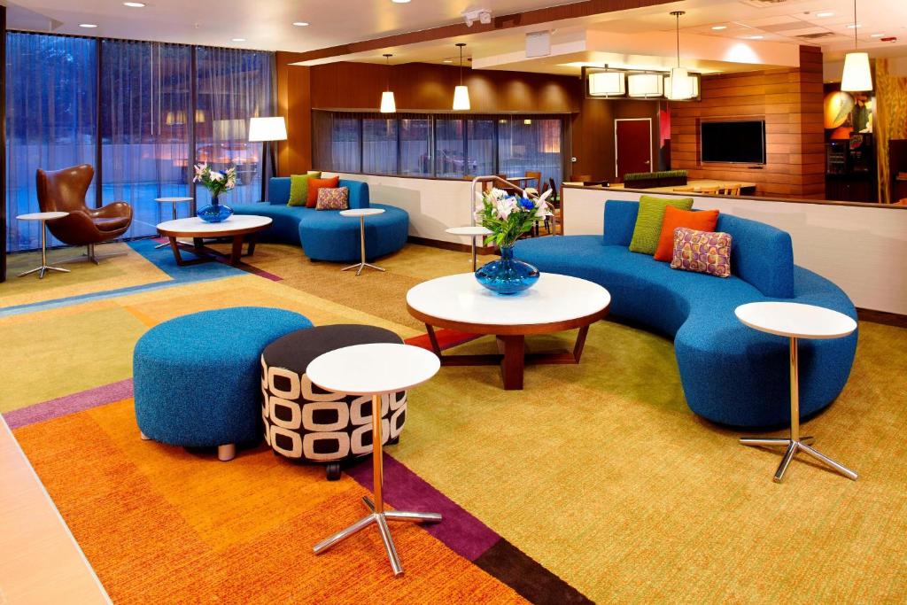 帕西帕尼帕斯帕尼费尔菲尔德套房酒店的大堂设有蓝色的沙发、椅子和桌子