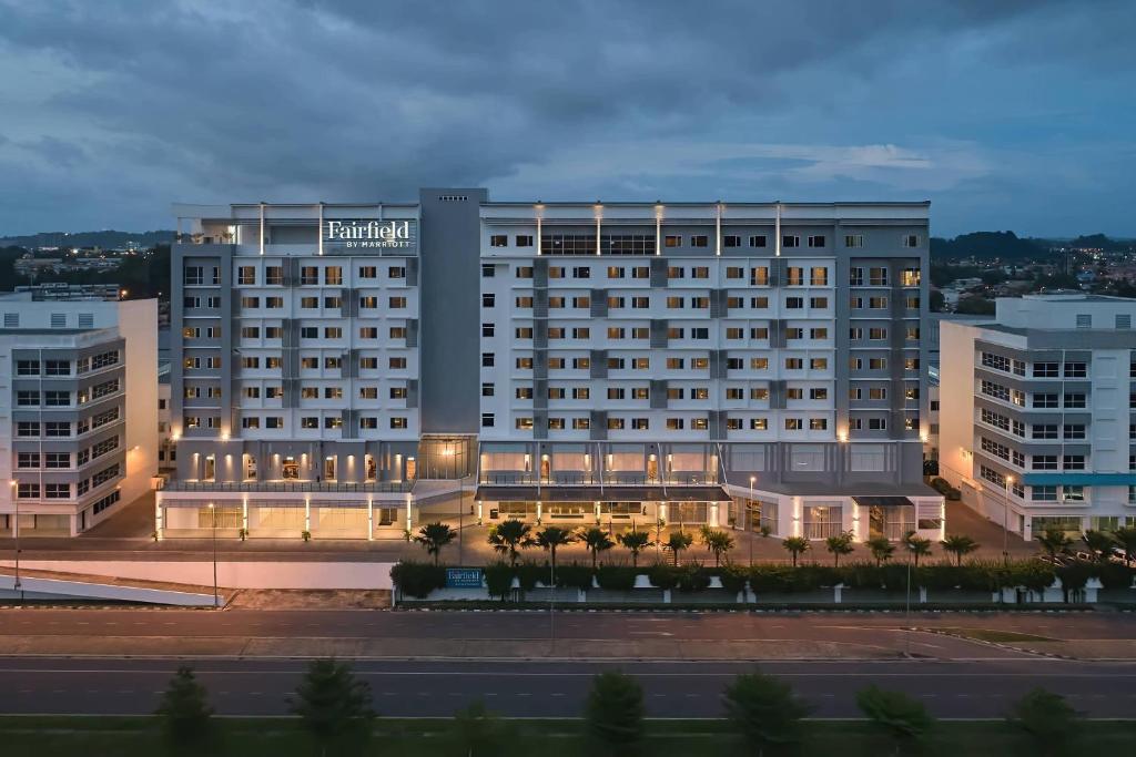 民都鲁Fairfield by Marriott Bintulu Paragon的前面有一条街道的白色大建筑