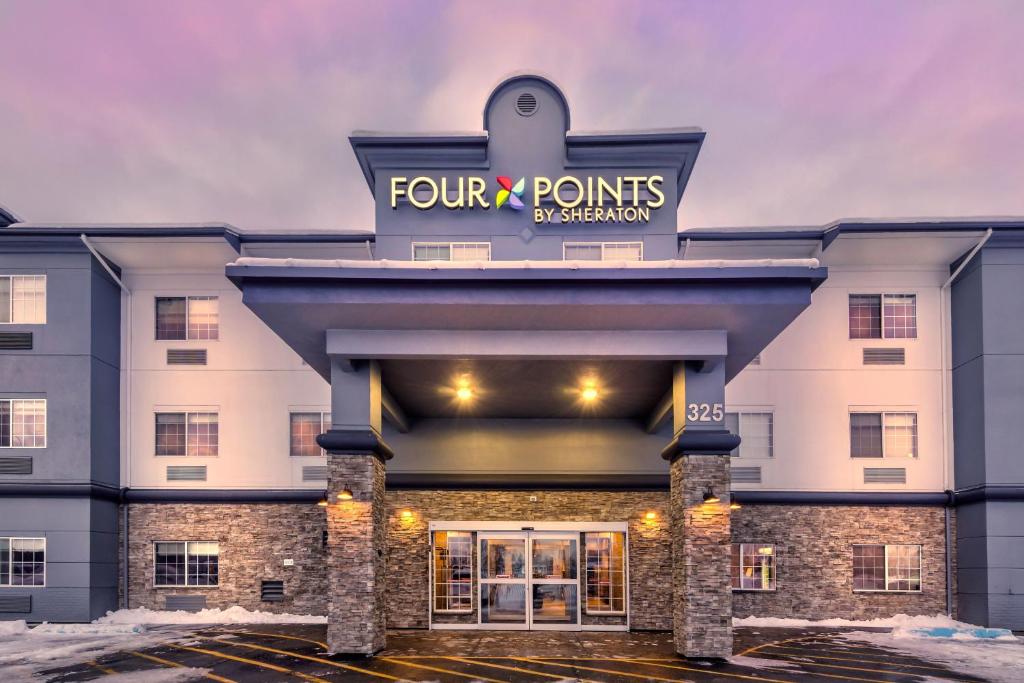 安克雷奇Four Points by Sheraton Anchorage Downtown的享有四点大使酒店的正面景色