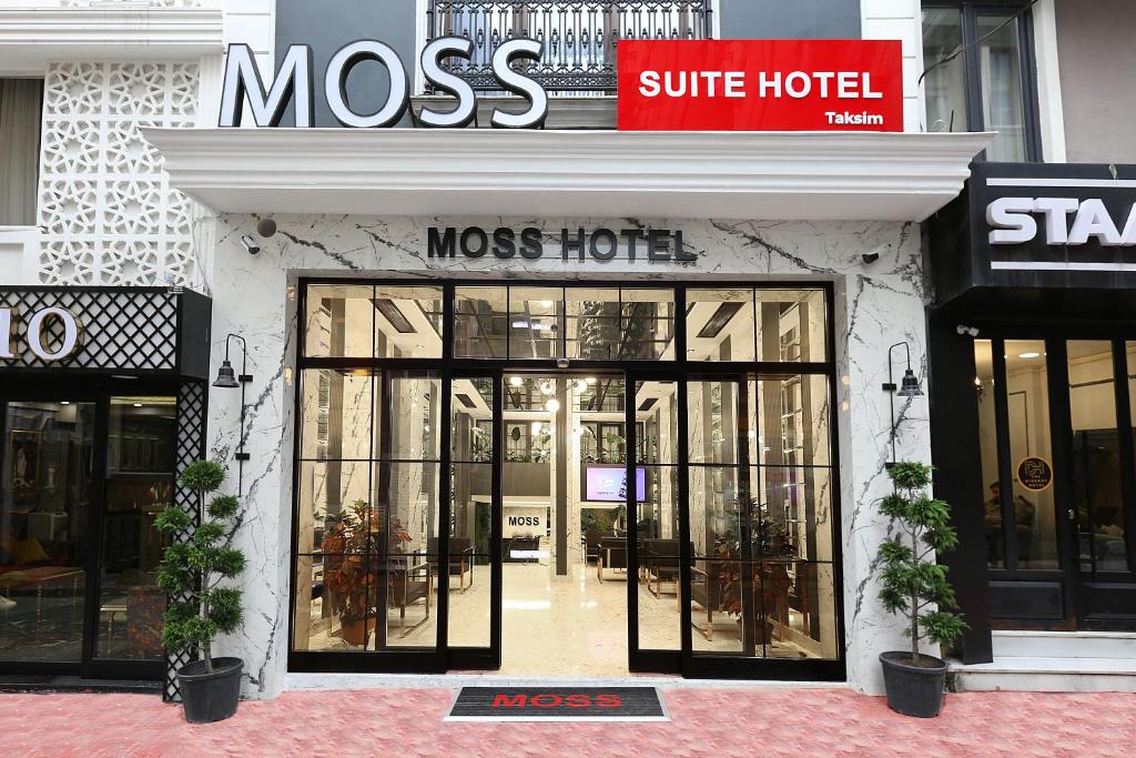 伊斯坦布尔Moss Suites Hotel的一间玻璃门的摩斯酒店前方的商店