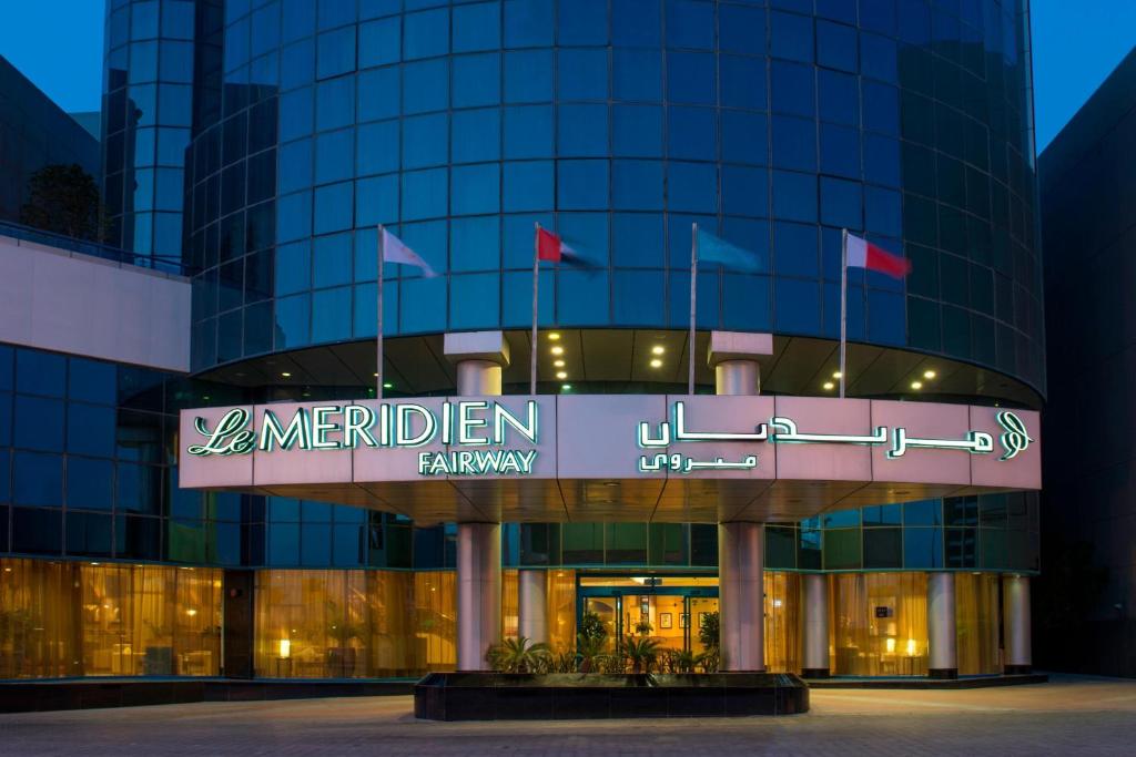 迪拜艾美航道酒店的带有读经线的标志的建筑物