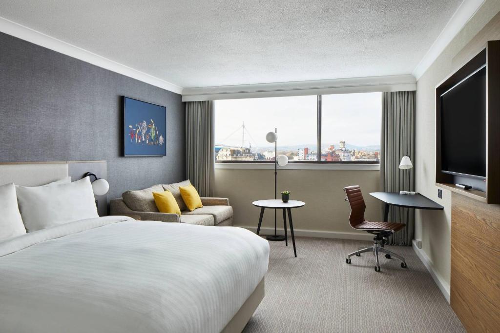 卡迪夫万豪加的夫度假酒店的酒店客房设有一张床和一个大窗户