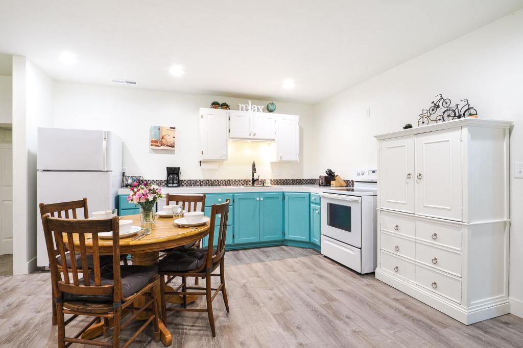 奥勒姆Orem Vacation Rental Apartment Near BYU Campus!的厨房配有蓝色橱柜和桌椅