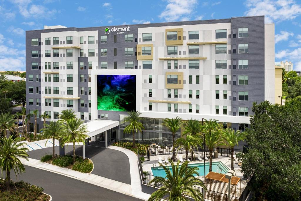 奥兰多Element Orlando Universal Blvd.的建筑物外形图,带有游泳池