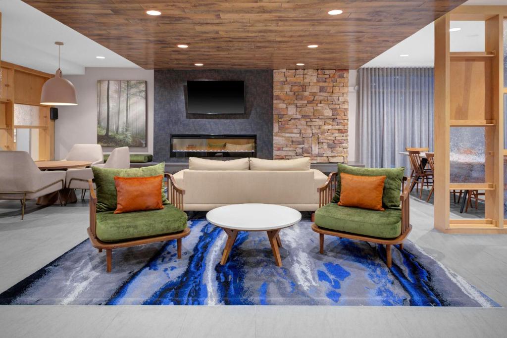 塞勒姆Fairfield Inn & Suites by Marriott Roanoke Salem的客厅配有沙发、椅子和桌子