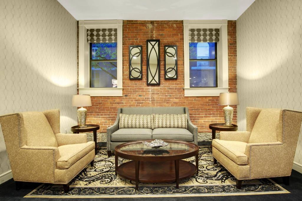 基恩基恩市中心万豪酒店旗下费尔菲尔德套房酒店的客厅配有两把椅子和一张茶几