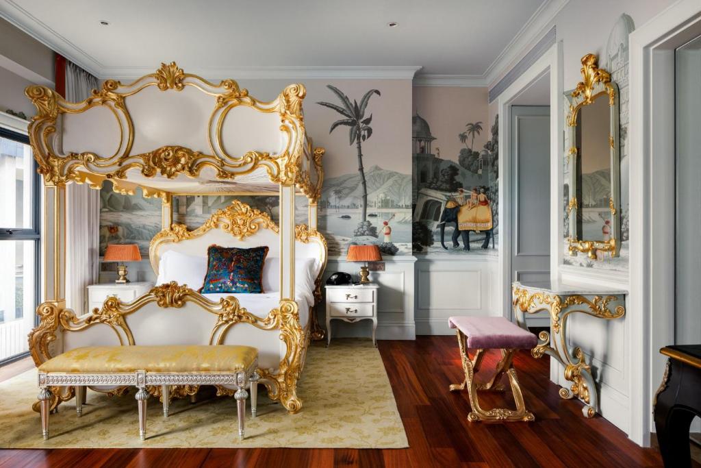新加坡克莱尔蒙特酒店的华丽的卧室设有金色天蓬床