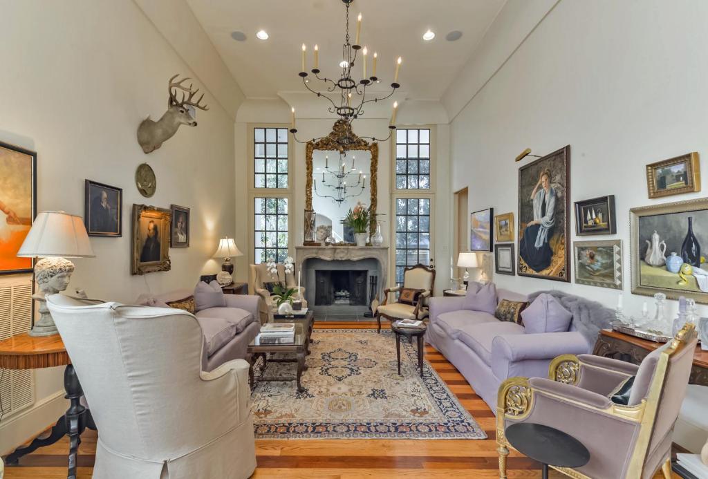 休斯顿Elegant French Patio Home with Private Pool的客厅配有紫色沙发和壁炉