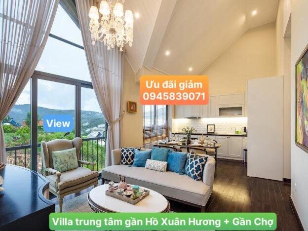 阿普春安Villa Đà Lạt Khởi Nghĩa Bắc Sơn Gần Hồ Xuân Hương Gần Chợ Đêm - KNBS Lana的带沙发的客厅和厨房