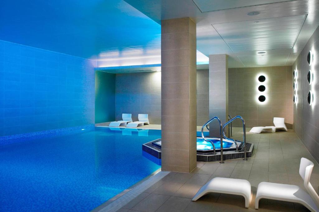 灵格弗尔德林菲尔德公园万豪酒店及乡村俱乐部的游泳池,位于酒店带游泳池的客房