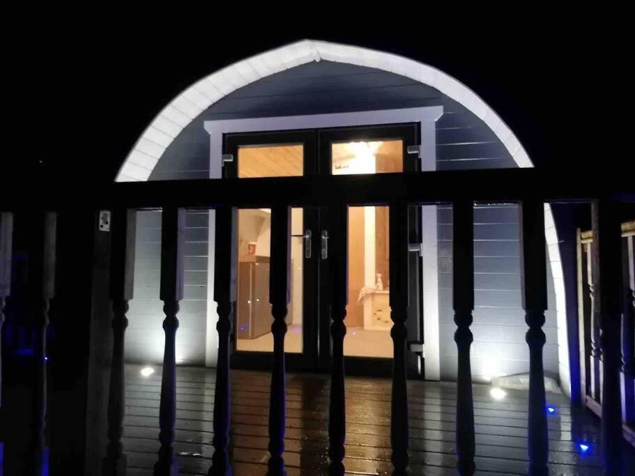 威廉堡Bonnie Brae Pod的夜晚的房子的前门