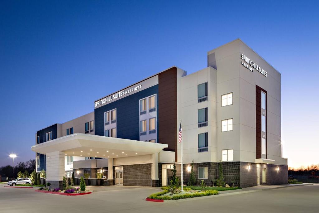 Del CitySpringHill Suites by Marriott Oklahoma City Midwest City Del City的酒店前方的 ⁇ 染