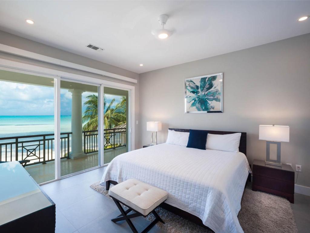 浮木村Luxury Cayman Villas的一间卧室配有一张床,享有海景