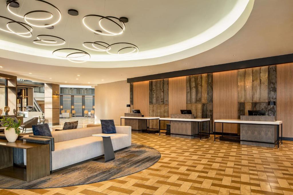 罗缪勒斯底特律大都会喜来登酒店机场店的大厅,在大楼里设有沙发和桌子