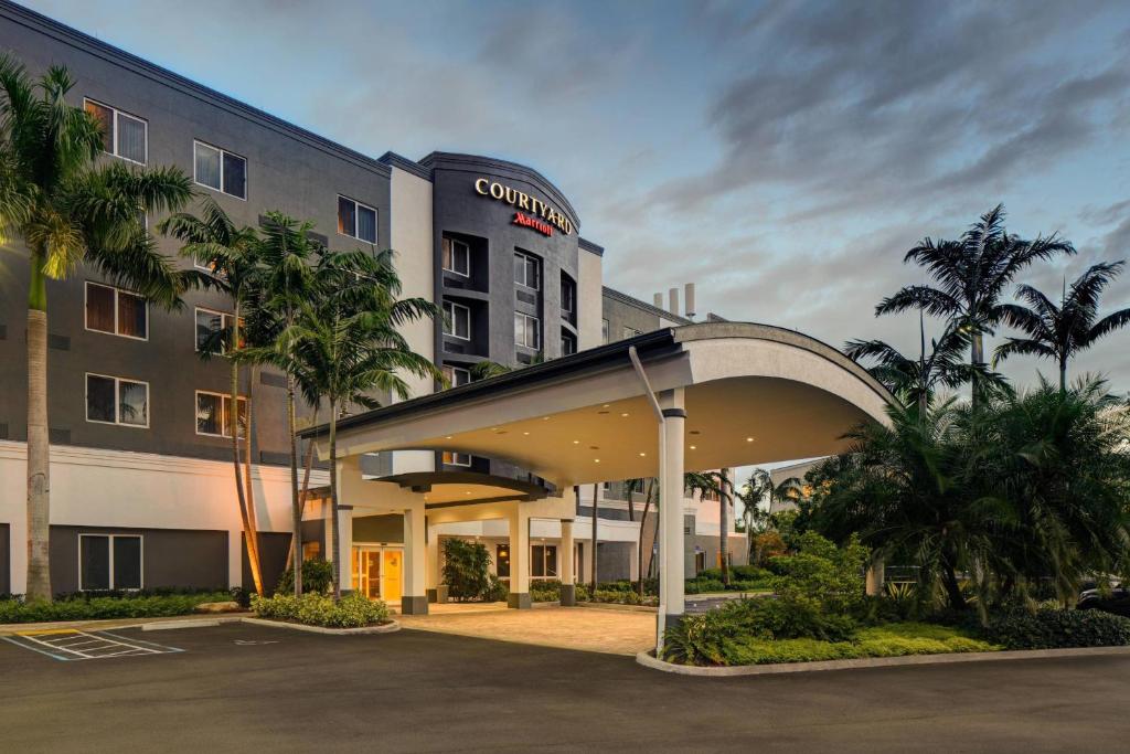 迈阿密迈阿密西/佛罗里达州收费公路万怡酒店的大楼前有停车位的酒店
