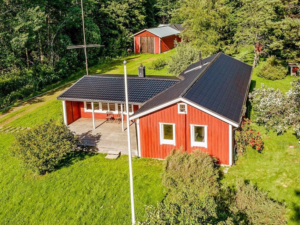 阿斯克松德Holiday home ASKERSUND的享有红色房子的顶部景色,上面设有太阳能电池板