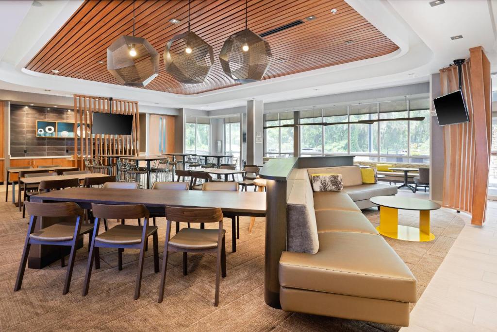 奥卡拉SpringHill Suites by Marriott Ocala的一间带桌椅的用餐室
