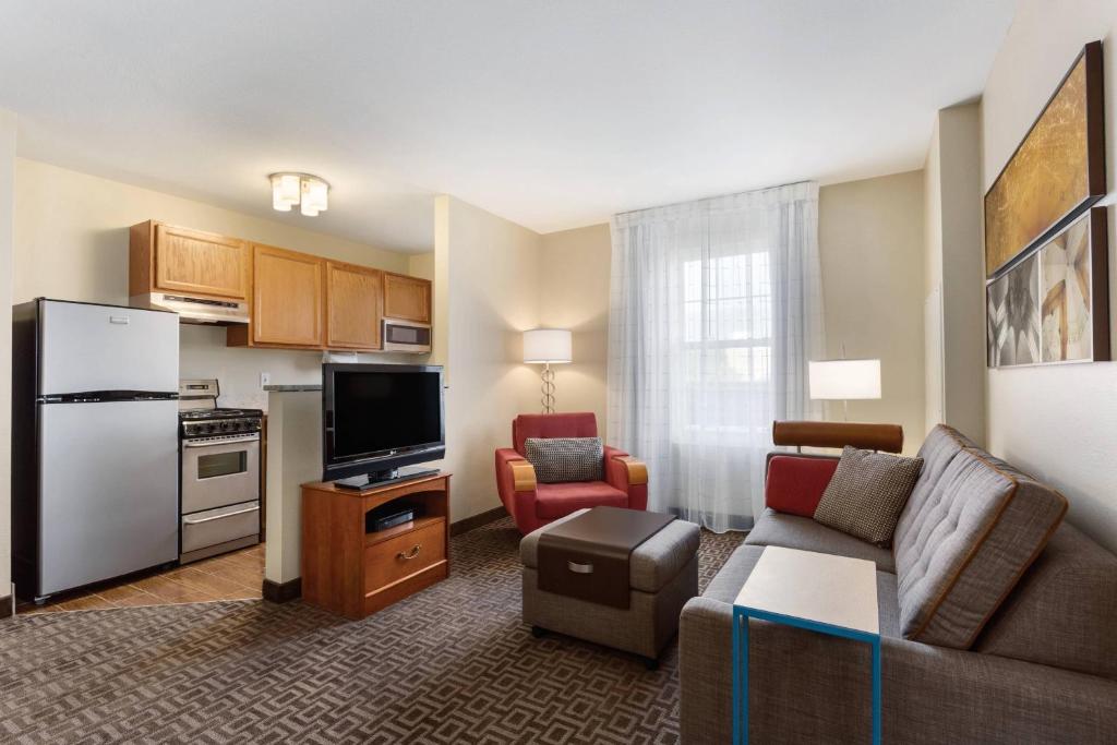雷顿盐湖城雷顿套房酒店的带沙发的客厅和厨房