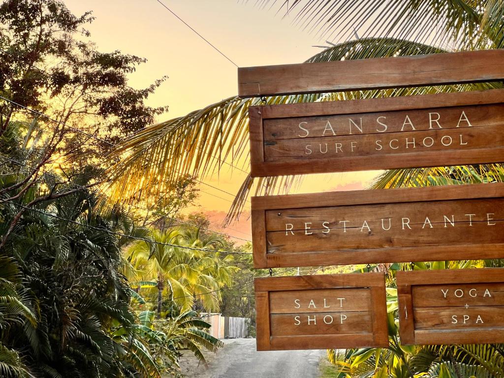 坎布塔尔Sansara Surf Yoga & Resort的度假村的萨姆萨拉超级学校的标志