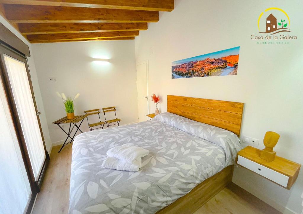 托莱多Casa de la GALERA的一间卧室配有一张带木制床头板的床