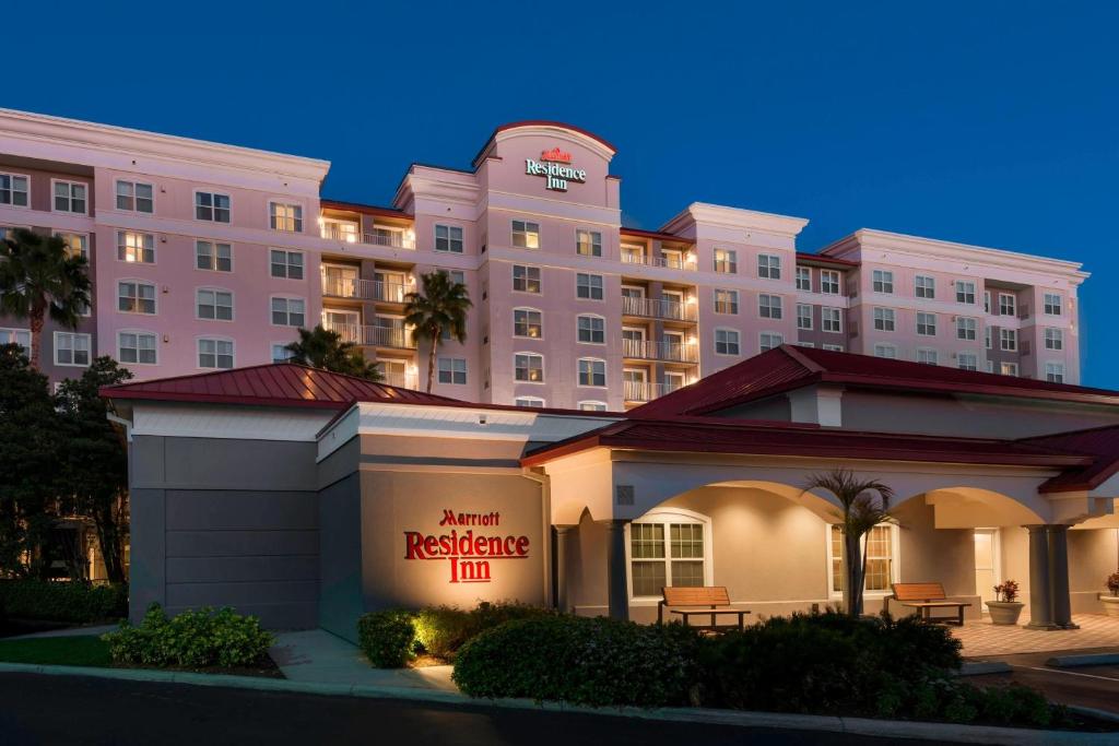 坦帕Residence Inn Tampa Westshore Airport的大楼前有餐厅标志的酒店