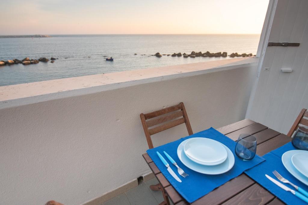 莫尔费塔Aquamarine的一张餐桌,享有海景