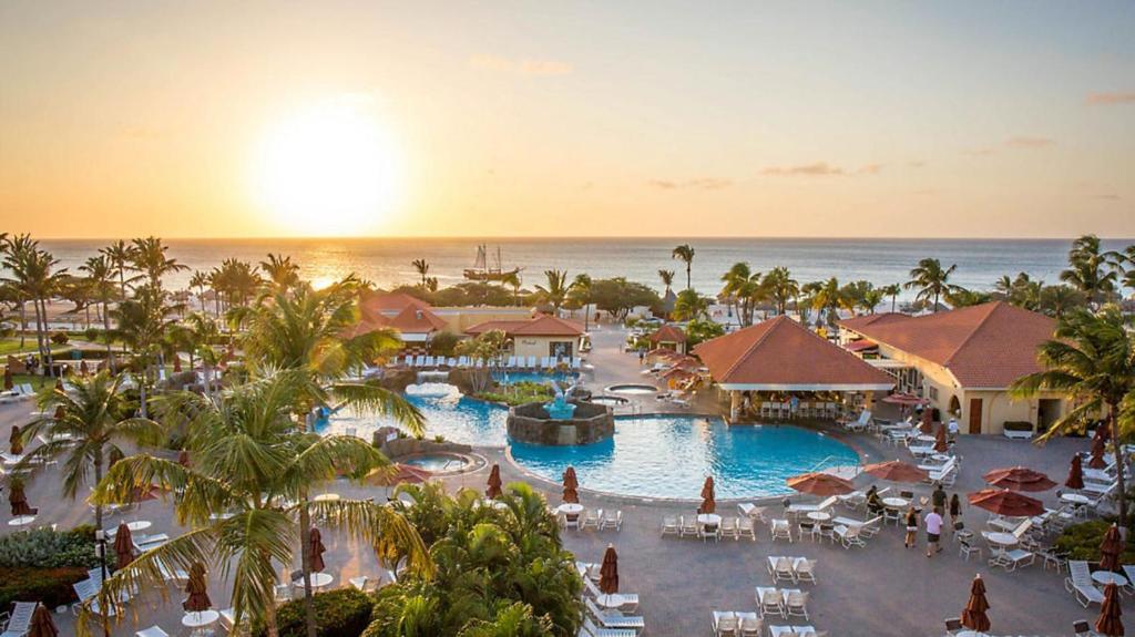 棕榈滩Bluegreen at La Cabana Beach Resort & Casino的享有带游泳池的度假村的空中景致