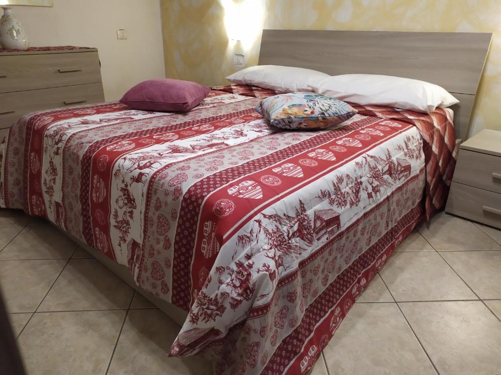 费拉约港Casa Maria的一张带红白毯子和枕头的床