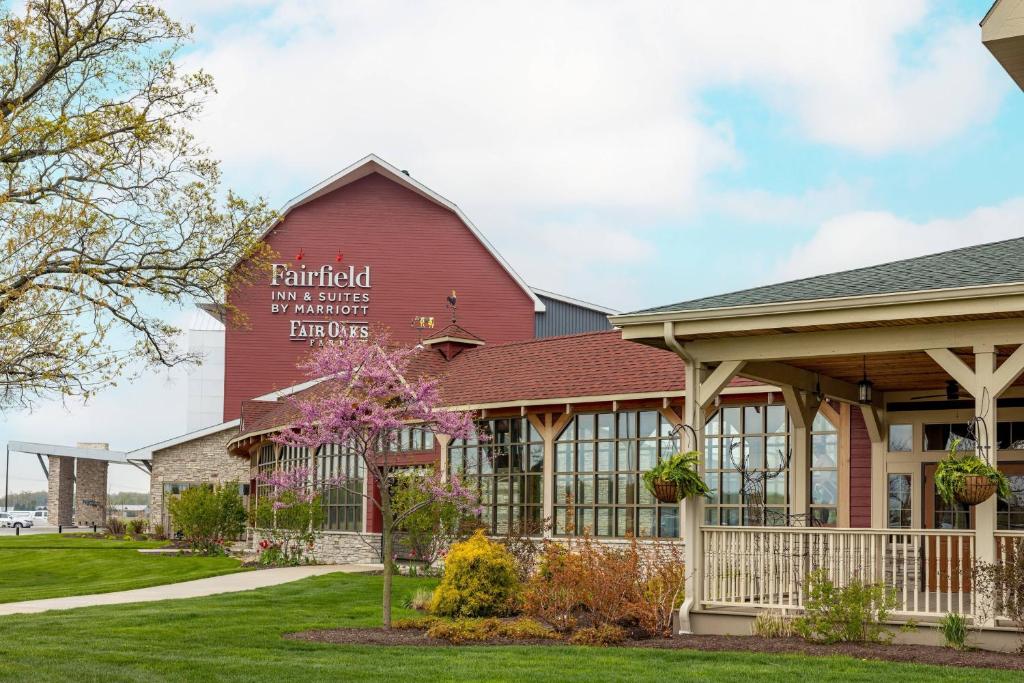 Fair OaksFairfield Inn & Suites by Marriott Fair Oaks Farms的红谷仓的一侧有标志